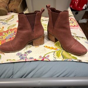 Tom’s Chelsea boots. Gently worn. In great shape size 9